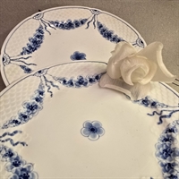 middagstallerkner-hvide-blå-blomsterguirlande-dekoration-empire-Kjøbenhavn-bing-grøndahl-gamle-tallerkner